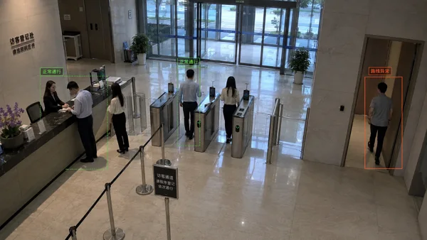 人员车辆路线偏离 · 场景效果示意
